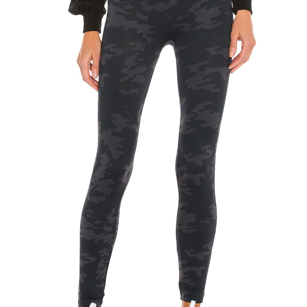 Super trendy SPANX leggings. Gently used. Like new. Size M regular.